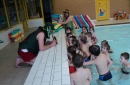 Hastrman učí děti foukat do vody...